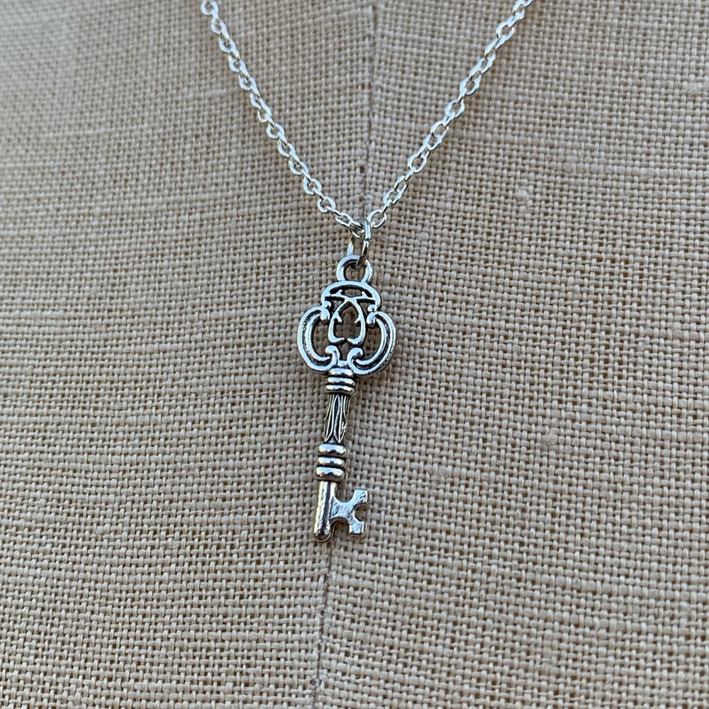 NWT Sterling Silver Plated Chain & Key Charm Necklace - Picture 5 of 13